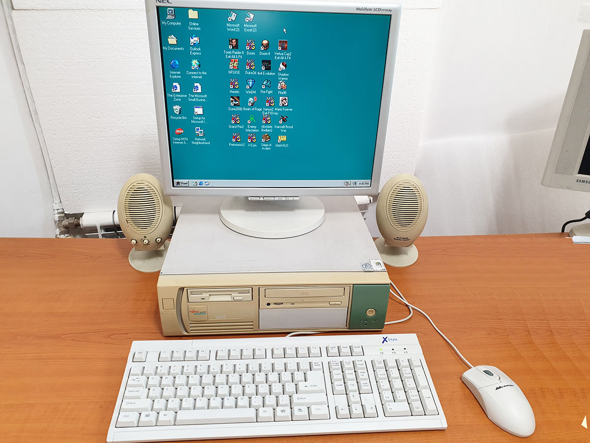 Vintage Gaming FUJITSU SIEMENS i815e, 64MB, 20GB, CD-Rom, Windows 98 Installed. - Image 2