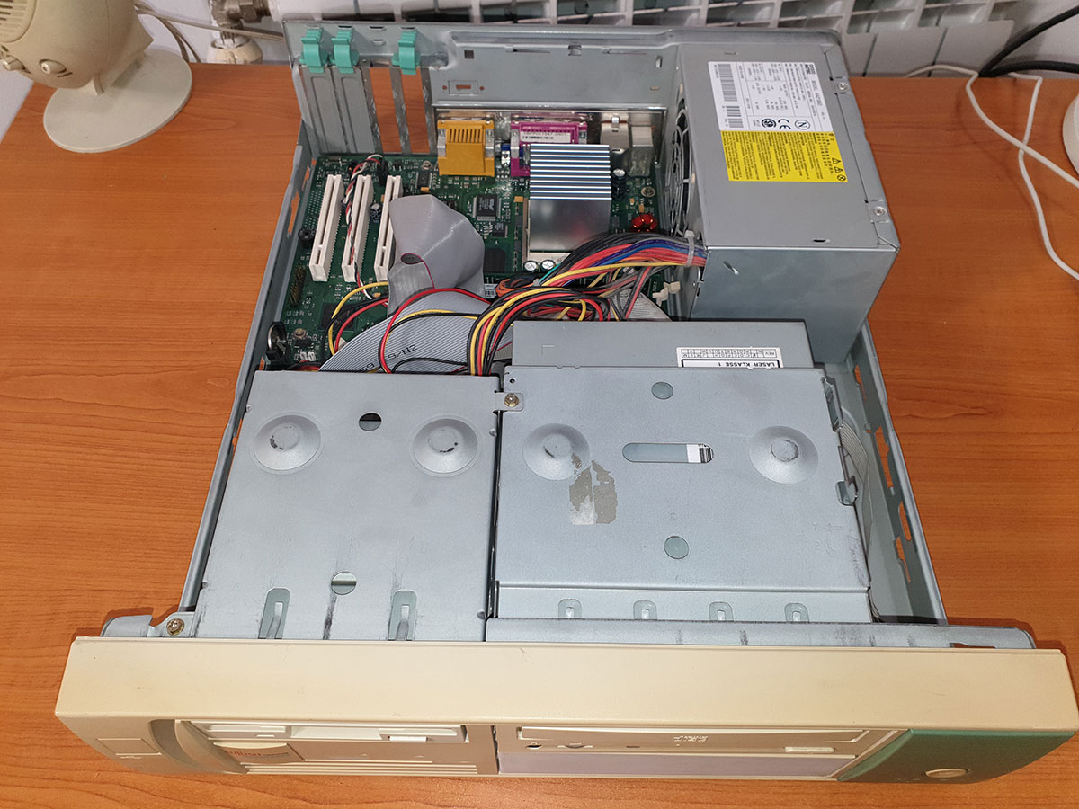 Vintage Gaming FUJITSU SIEMENS i815e, 64MB, 20GB, CD-Rom, Windows 98 Installed. - Image 11