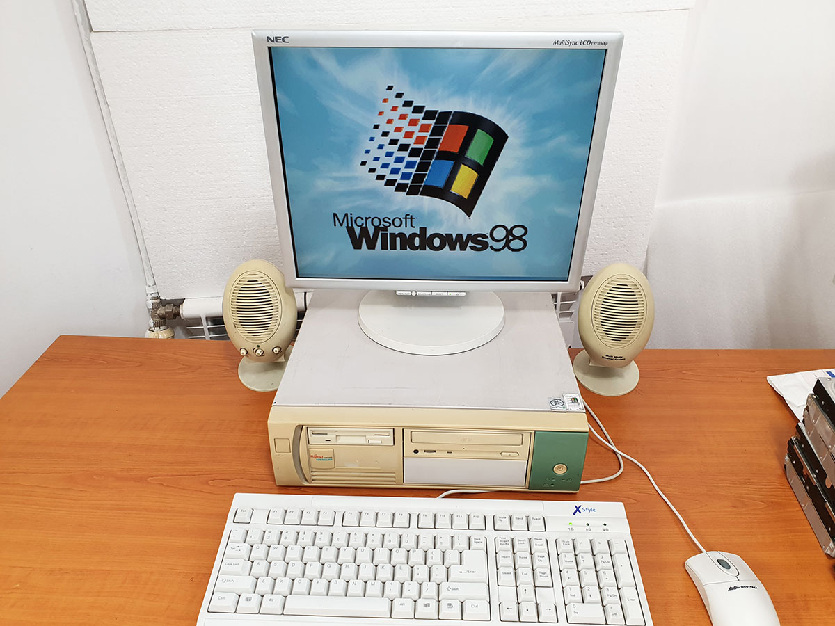 Vintage Gaming FUJITSU SIEMENS i815e, 64MB, 20GB, CD-Rom, Windows 98 Installed. - Image 3