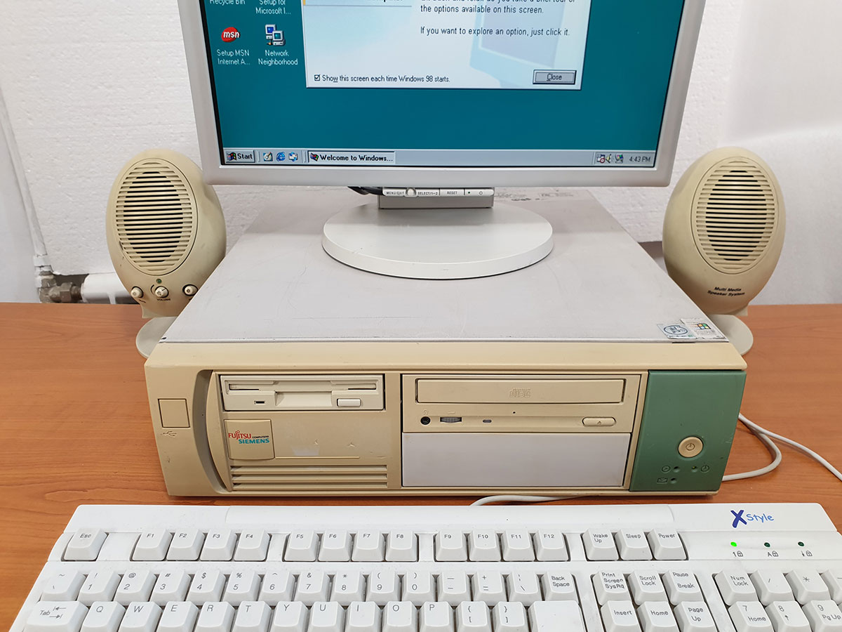 Vintage Gaming FUJITSU SIEMENS i815e, 64MB, 20GB, CD-Rom, Windows 98 Installed. - Image 4