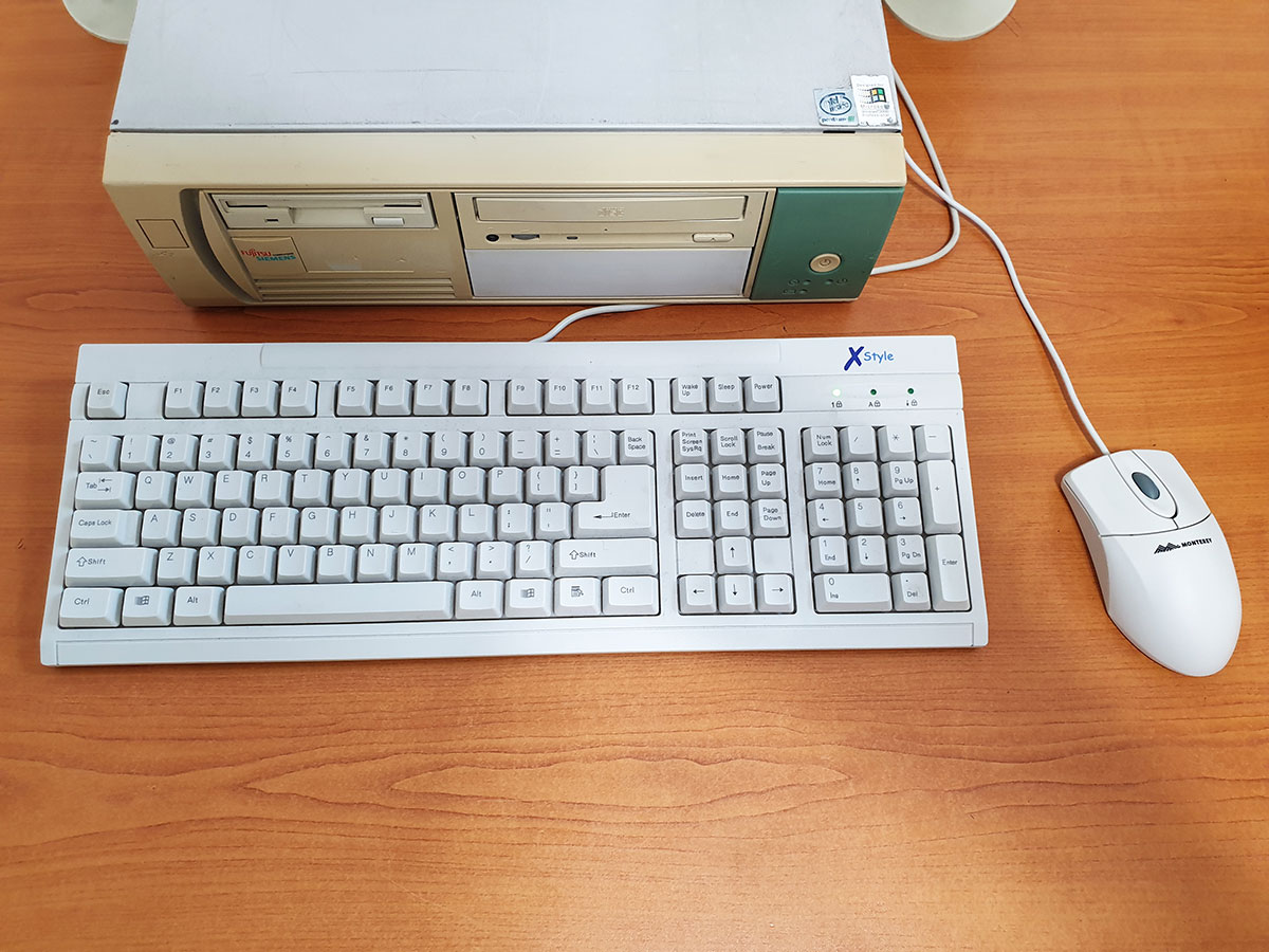Vintage Gaming FUJITSU SIEMENS i815e, 64MB, 20GB, CD-Rom, Windows 98 Installed. - Image 10
